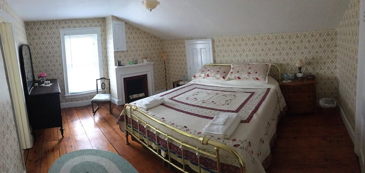 Спалня 1 със самостоятелна баня и суперголямо двойно легло