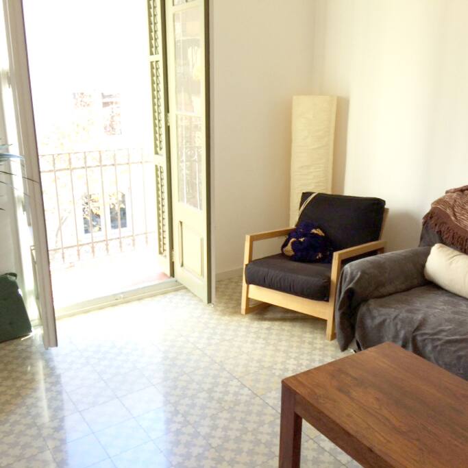 Sala de estar con acceso directo al balcón.