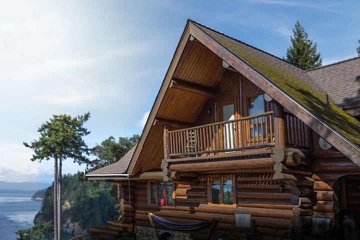 InTheBluff – Galiano Island’s Oceanside Log House