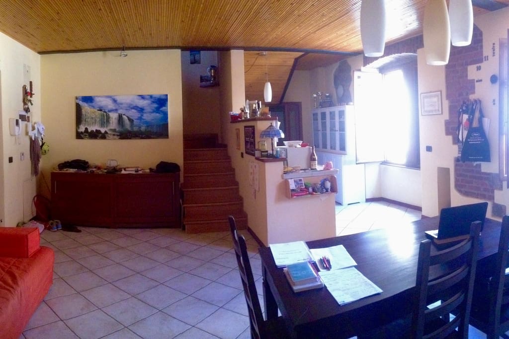 Piano primo soggiorno con cucina e scala interna