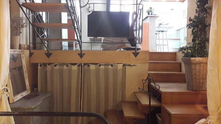 夹层卧室的衣柜和储物柜