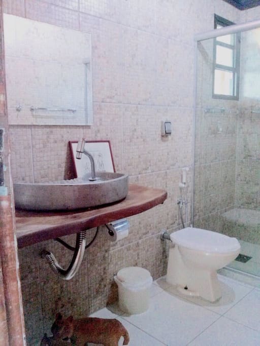 Banheiro privativo completo.