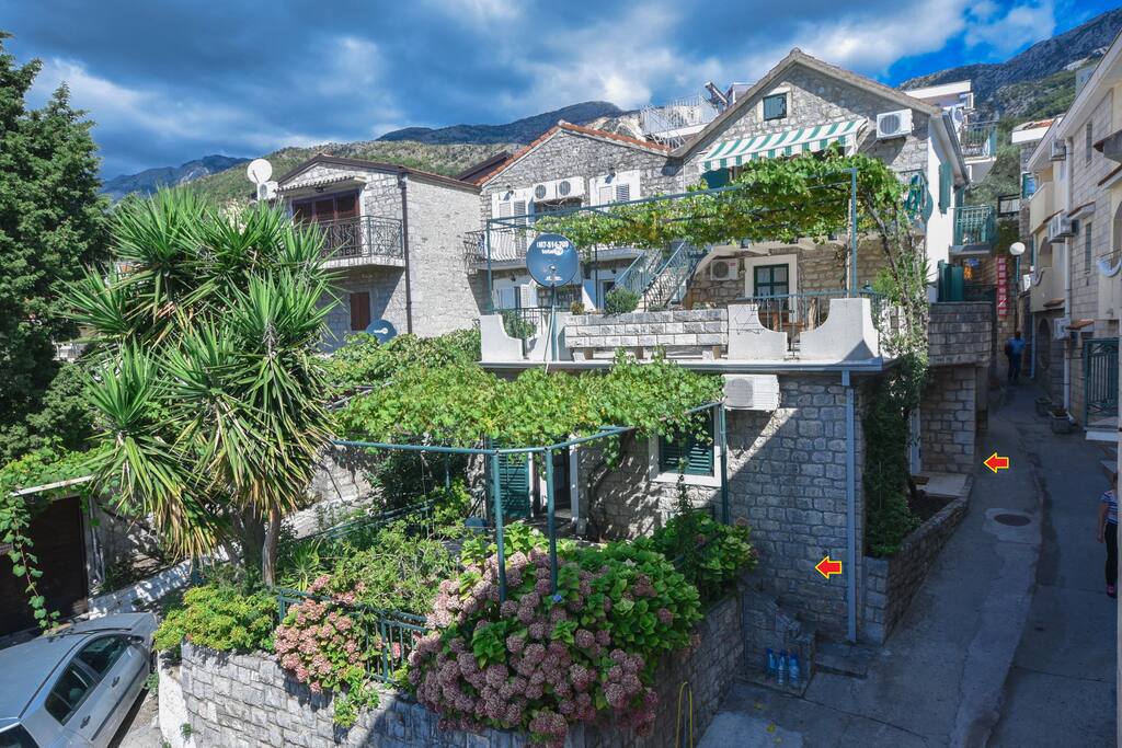 Old stone house with beautiful wiew and huge terrace. Apartment is in the groundfloor.