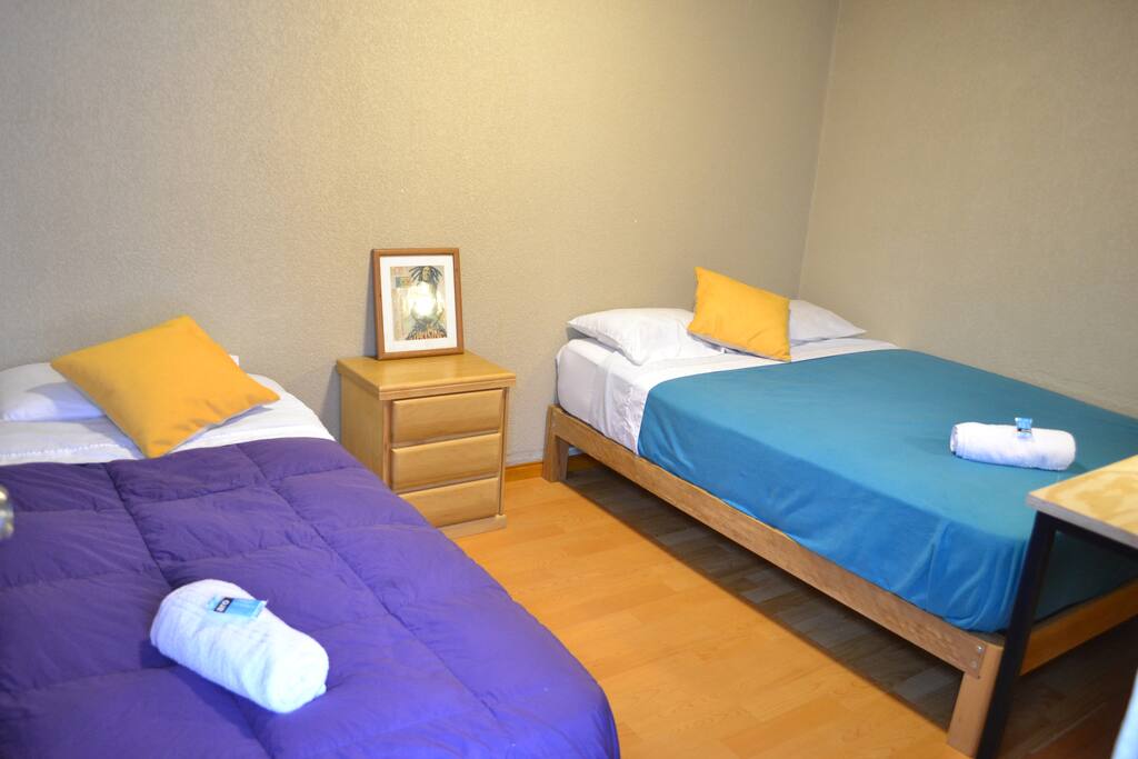 Amoblada con una cama matrimonial y una cama simple
