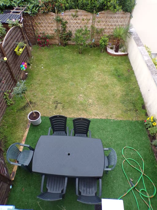 jardin avec table et barbecue