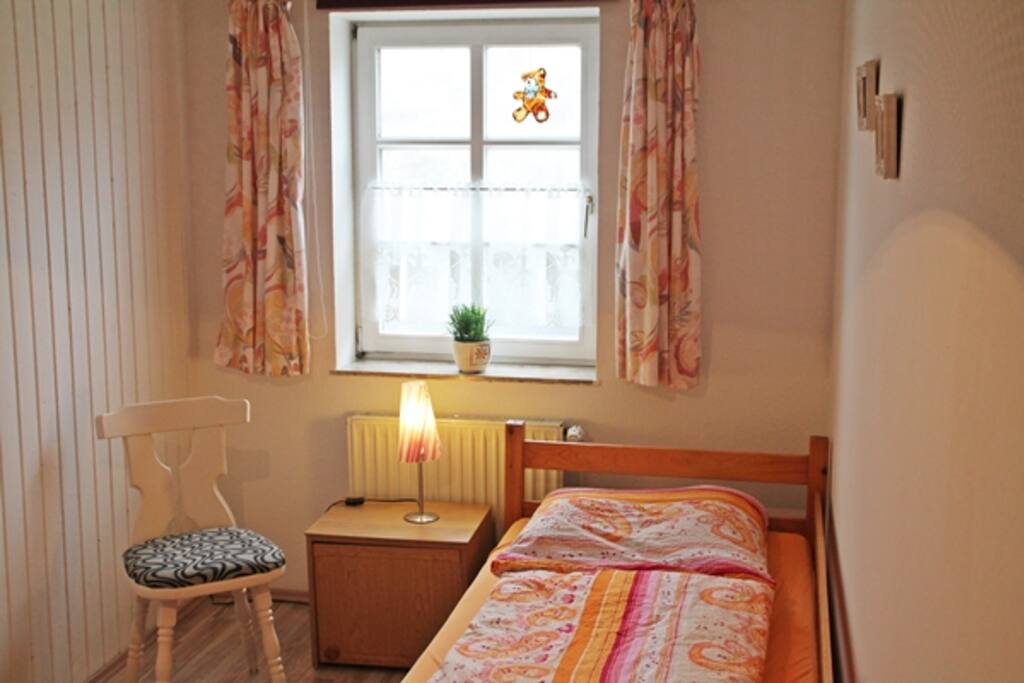 Schlafzimmer mit zwei Einzelbetten