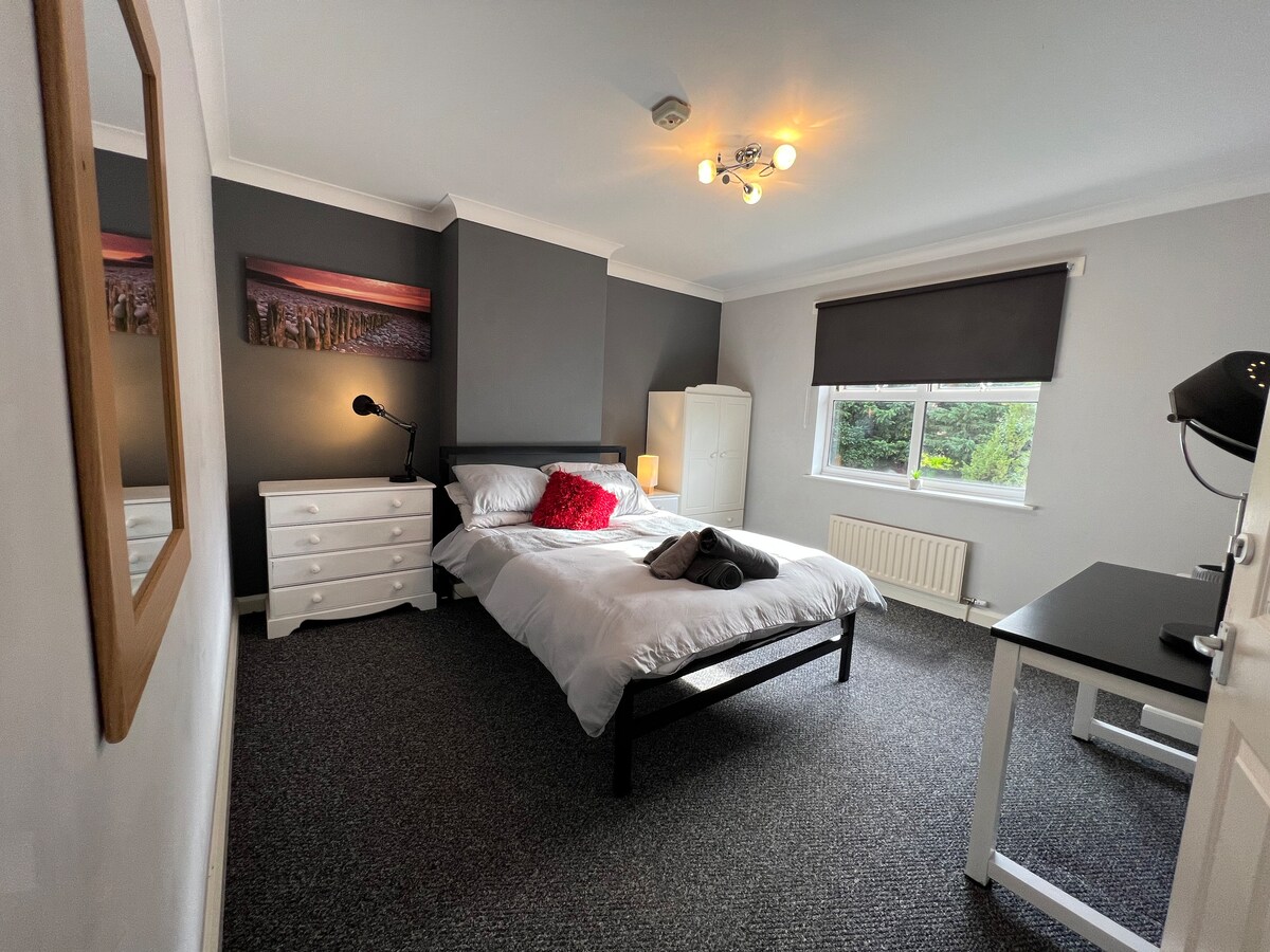 Spálňa 3 v zadnej časti objektu. Dvojposteľ, písací stôl, šatník a zásuvka. 