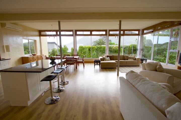 The Anchorage – spacious holiday home in Hout Bay gallery image 3