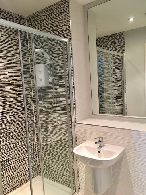Ensuite off Bedroom 1