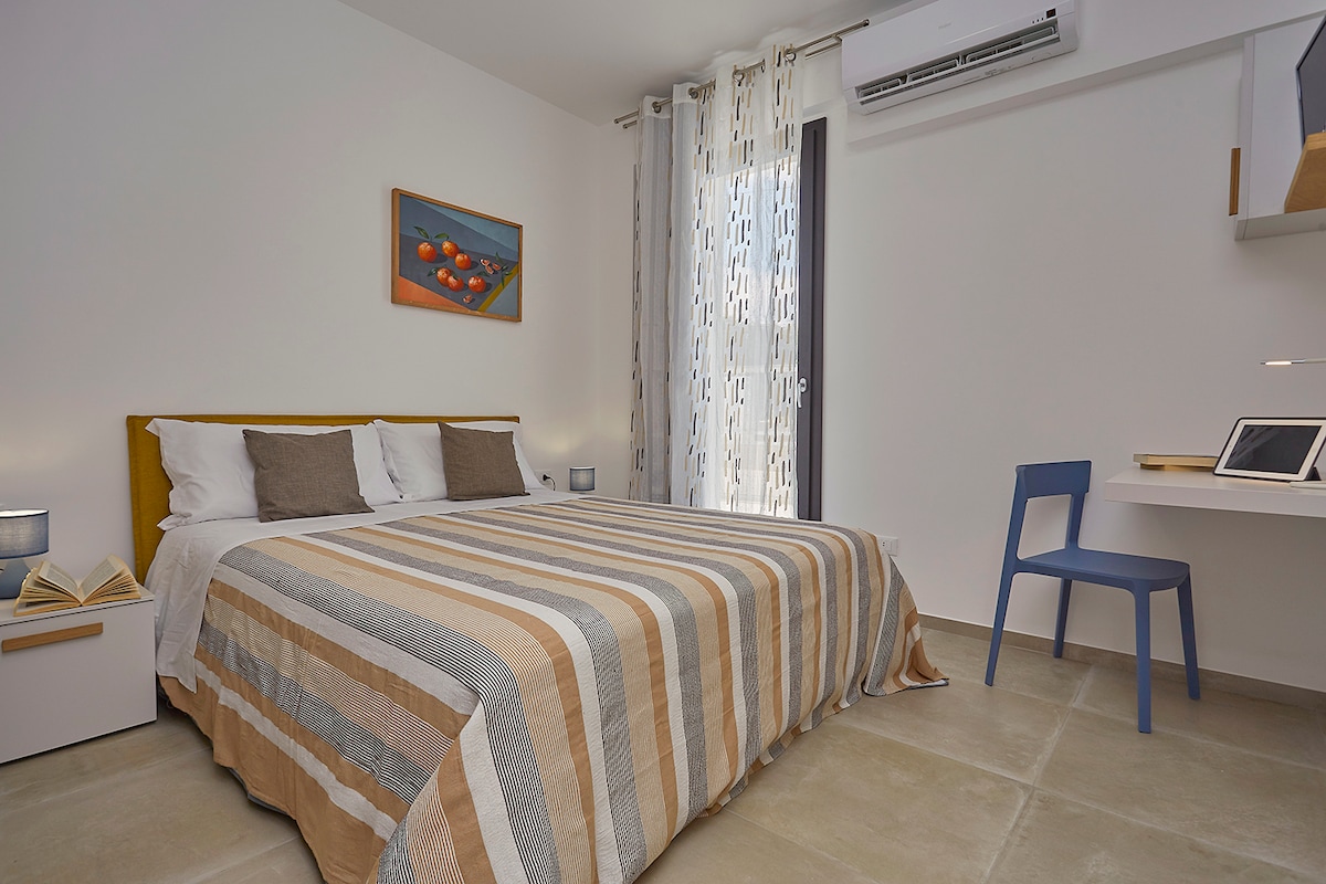 Mandarínska izba so stolom