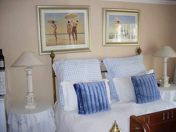 Chambre 2 : Oxford - Lit queen. Salle de bain attenante ouverte