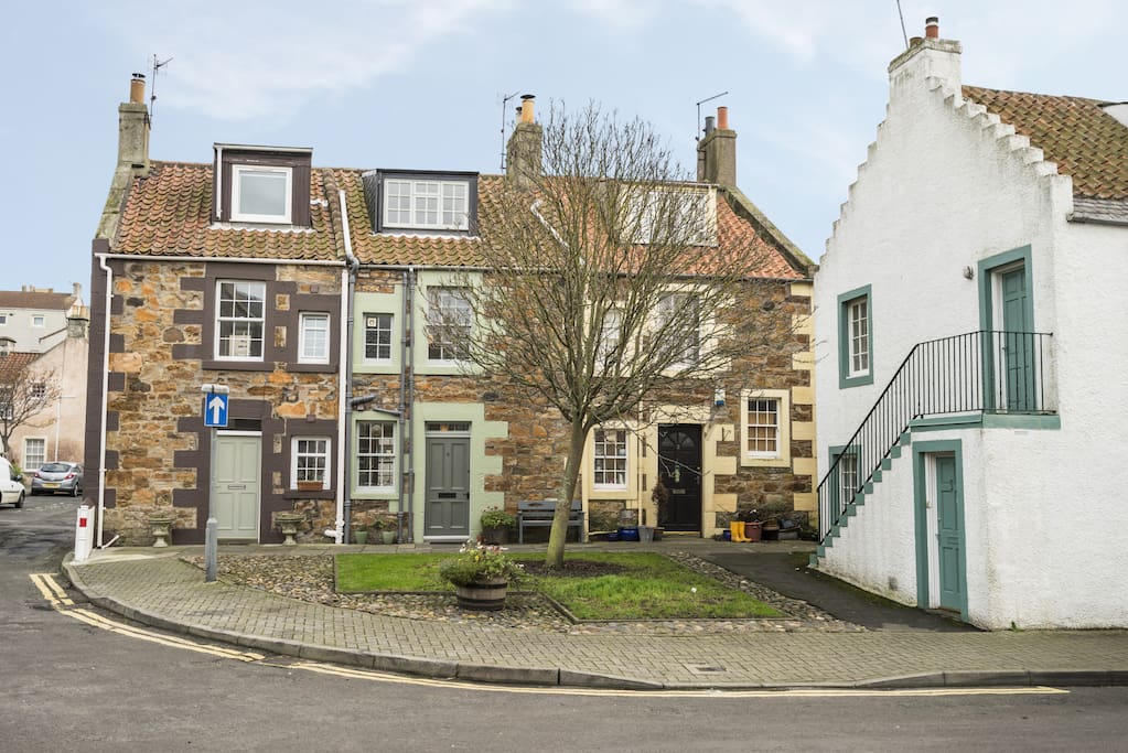 The Neuk is the middle house in a row of three similar fishing cottages.