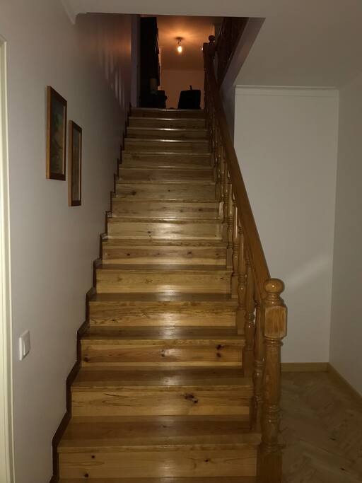 Escadas que dão acesso a 3 quartos e uma casa de banho partilhada