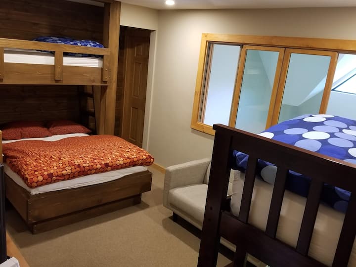 Bunk chumba na seti mbili za vitanda bunk na TV na video mchezo consoles