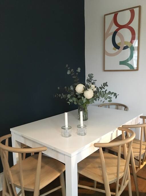 Dining area seats 6
