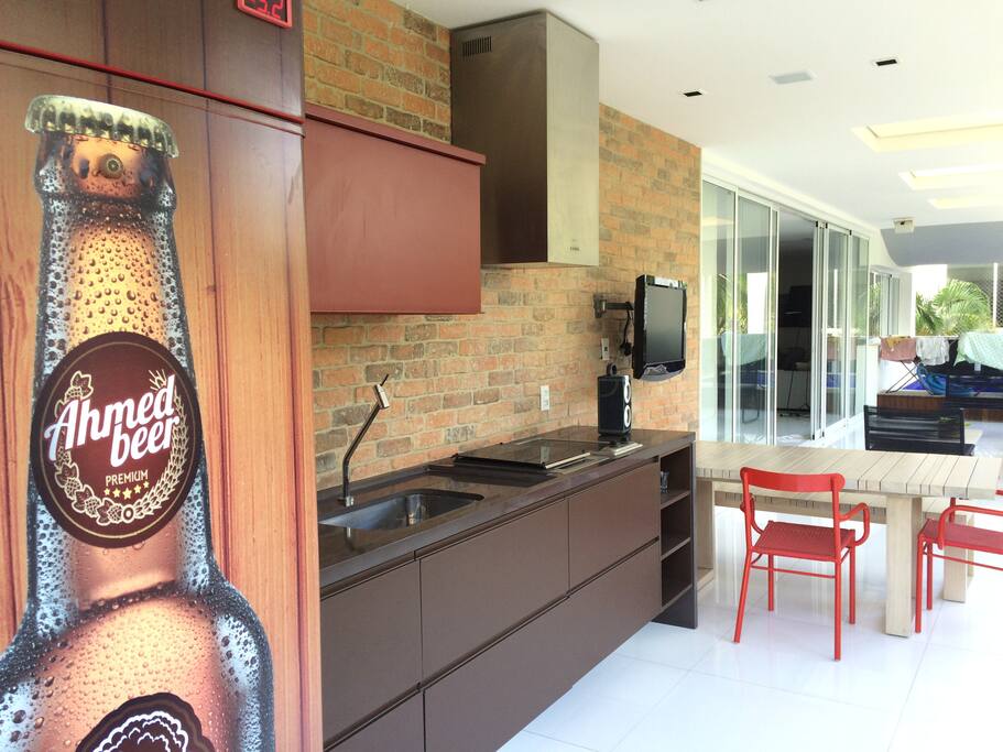 TV e mesa com 4 lugares