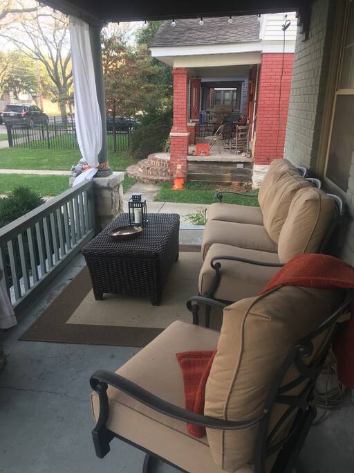 In Westport, a porch is just as significant as the inside of your house. If you're visiting during October, make sure to enjoy our neighbordhood PorchFest filled with music, beautiful homes and, of course, drinking!
https://www.porchfestkc.com/