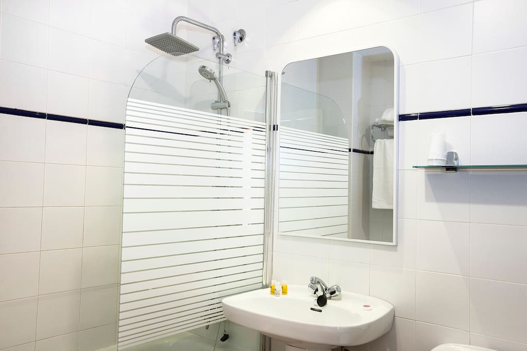 baños amplios completos con bañera