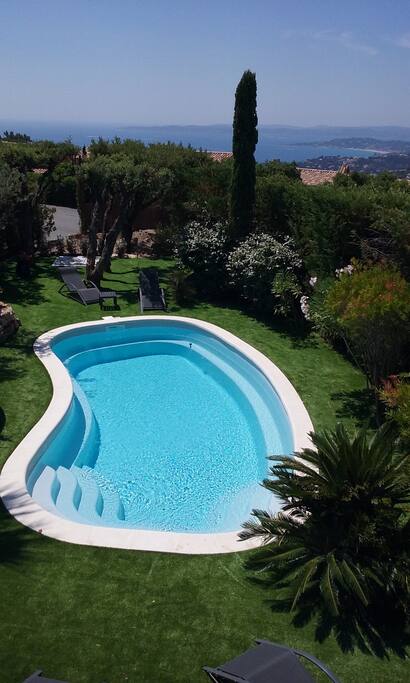 la piscine privative dans le jardin