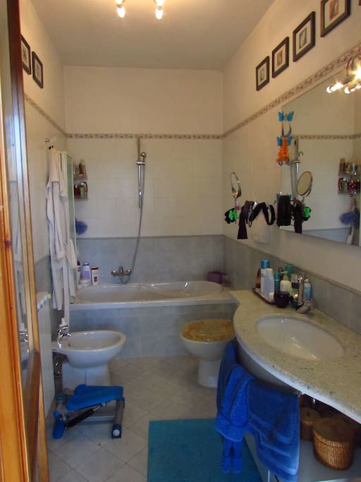 Il bagno privato (con vasca e doccia) annesso alla camera doppia