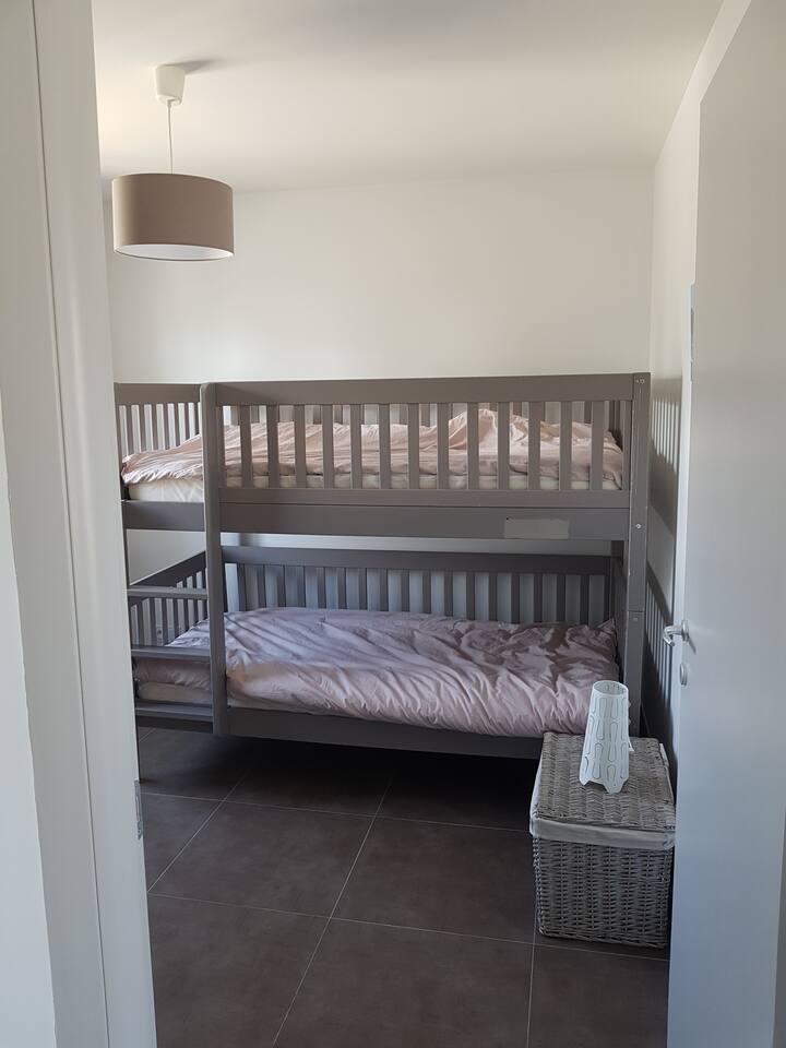 Chambre 3 côté montagne avec 2 lits superposés 90*190