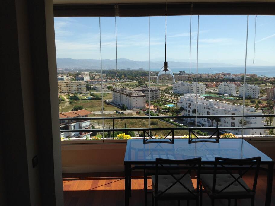 Comedor con vistas de la bahía de Málaga