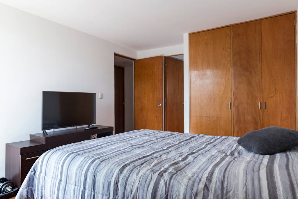 Closet amplio y cajoneras. SmartTV con Netflix