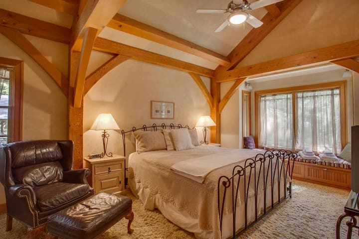 Bedroom #2 on main floor: king-size bed, full Murphy bed, private bathroom & shared shower/tub.