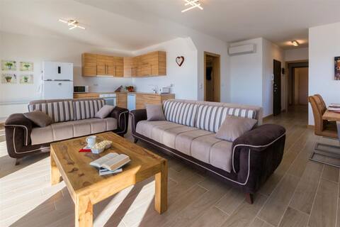 Successful Airbnb property: Penthouse, fantastic sea view, fast internet in Dramalj