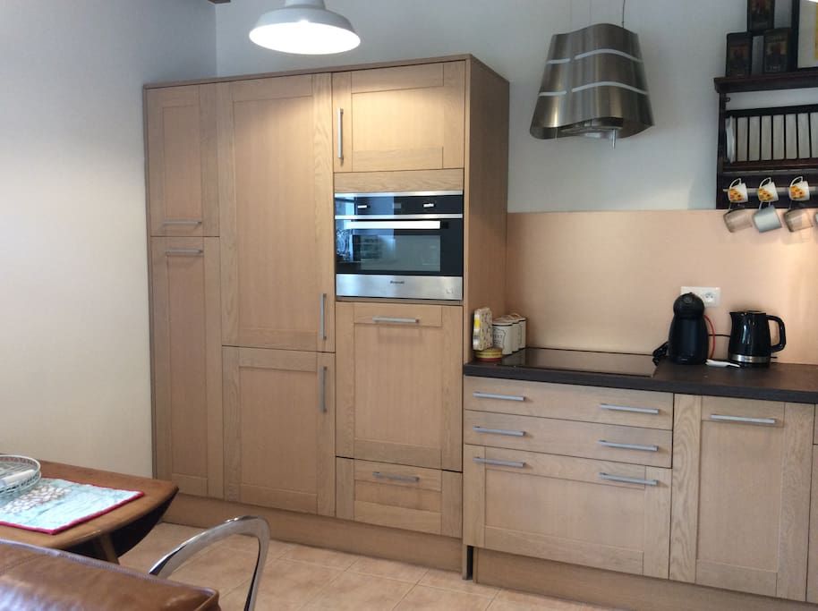 High quality fully equipped oak kitchen, where you can prepare meals using delicious local produce.
