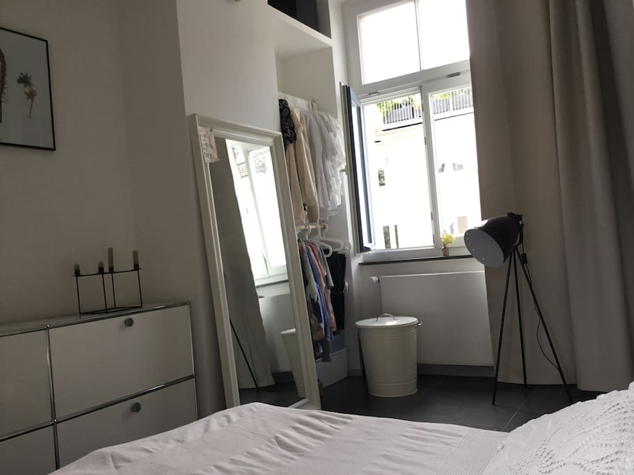 Schlafzimmer mit 2 Fenstern