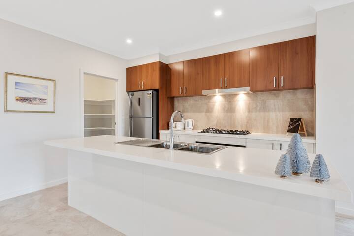 Croydon 6Bedder 4bath Spacious Comfy House gallery image 4