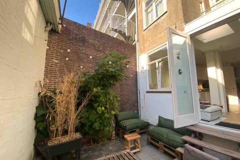 Popular Airbnb listing: Beautiful ground floor apartment with south-facing garden in Hoofddorppleinbuurt