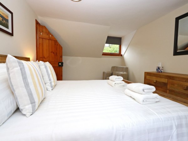 Საძინებელი 2 - საწოლი 193 × 203 სმ