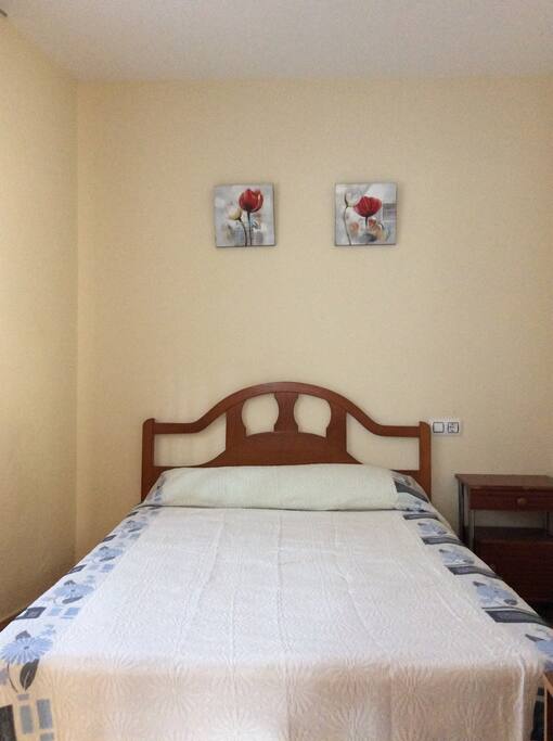 Habitación con cama de matrimonio