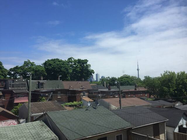 Lively little Italy! 2+ bedrooms with Parking!