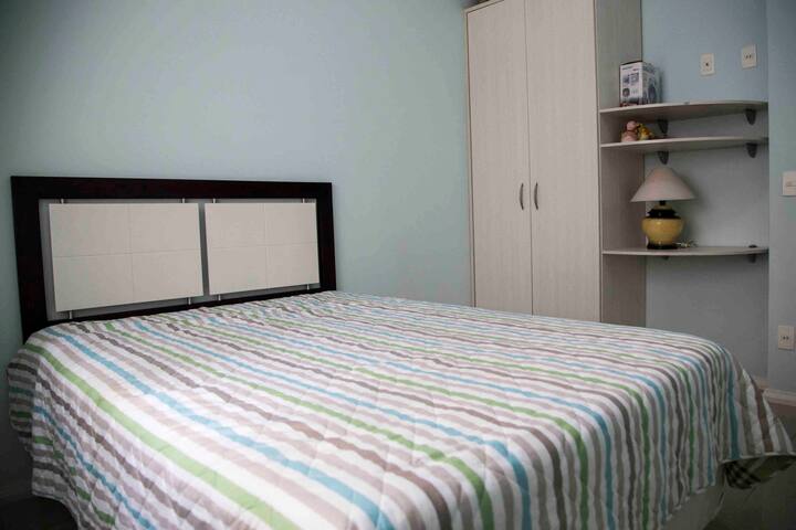 Soba: Bračni krevet, klima uređaj, ormar. 
Mogućnost još jednog kreveta za jednu osobu ili madraca na podu =)