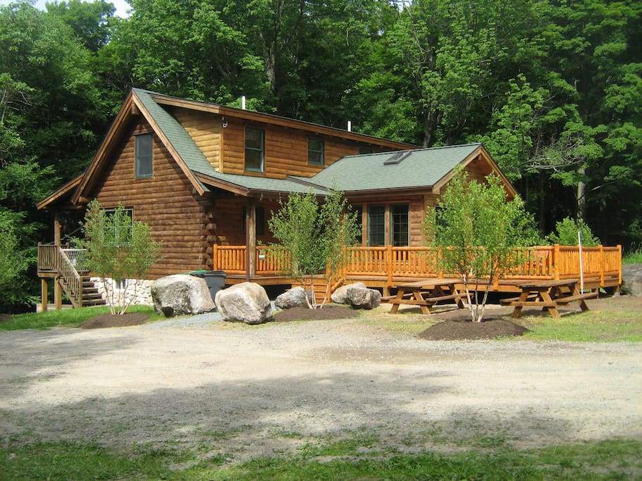 Beautiful Log home with spacious deck and natural landscaping