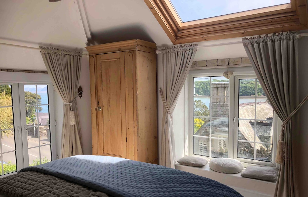 Glavna spavaća soba na jutarnjem suncu 