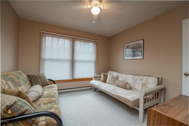 Chumba cha kulala #2- Vitanda viwili vya sofa.