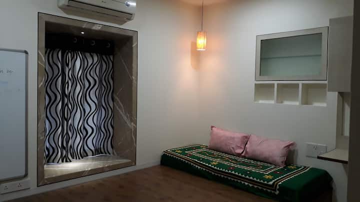 Dvostruki madrac na rasklapanje koji se može otvoriti kao bračni krevet. Viseći kutak pridonosi raspoloženju.