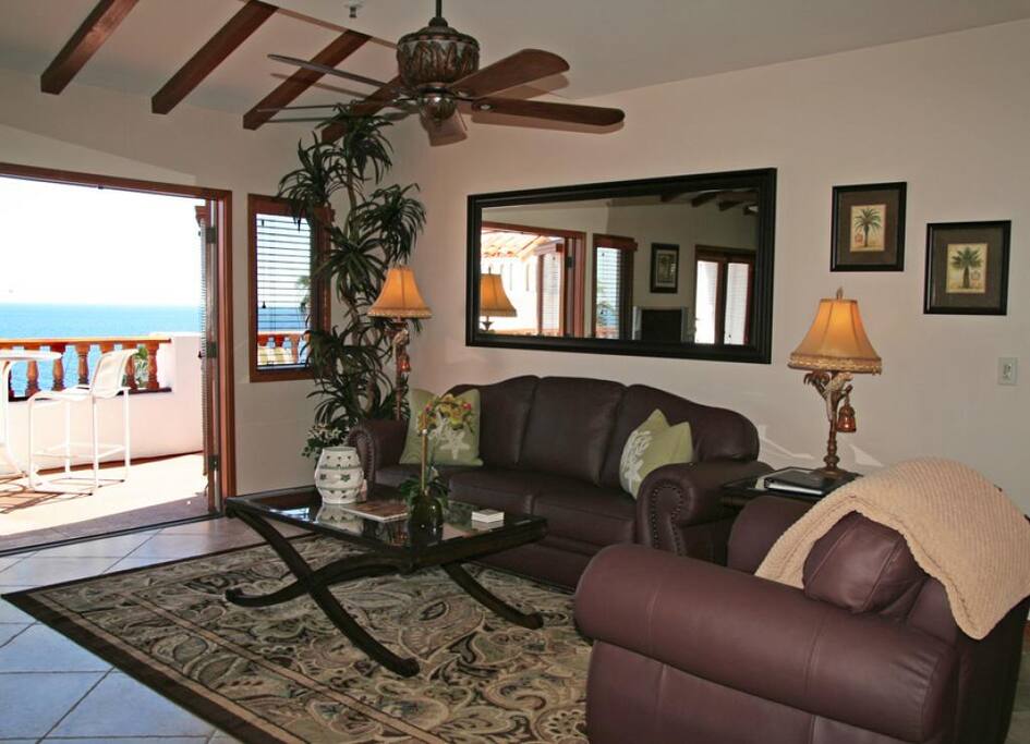 02-1409_Images_119_2-Hamilton Cove Villa 8-92_living room_0015