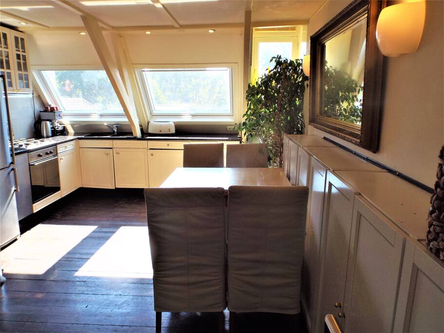 Front side living room: Open kitchen and living room overlooking the Vondelpark, space, air and sun.