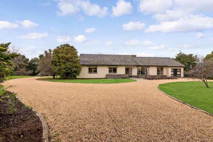 Barossa Idyll -centre of town, breathtaking views gallery image 5