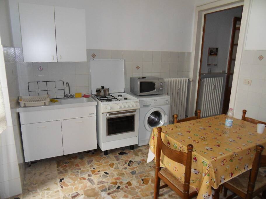 Cucina attrezzata, con lavatrice