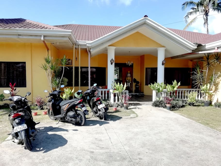 The Yellow House, Tagbilaran City. Deluxe Room with Queen Sized Bed og pool