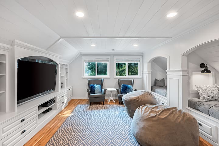 Chumba cha Rec ghorofani (chumba cha 3 cha kulala) kina vyumba viwili vya kulala vilivyojengwa katika vyumba viwili vya kulala pamoja na mifuko miwili mikubwa ya maharagwe ambayo inafunguka kuwa vitanda viwili vya ziada.