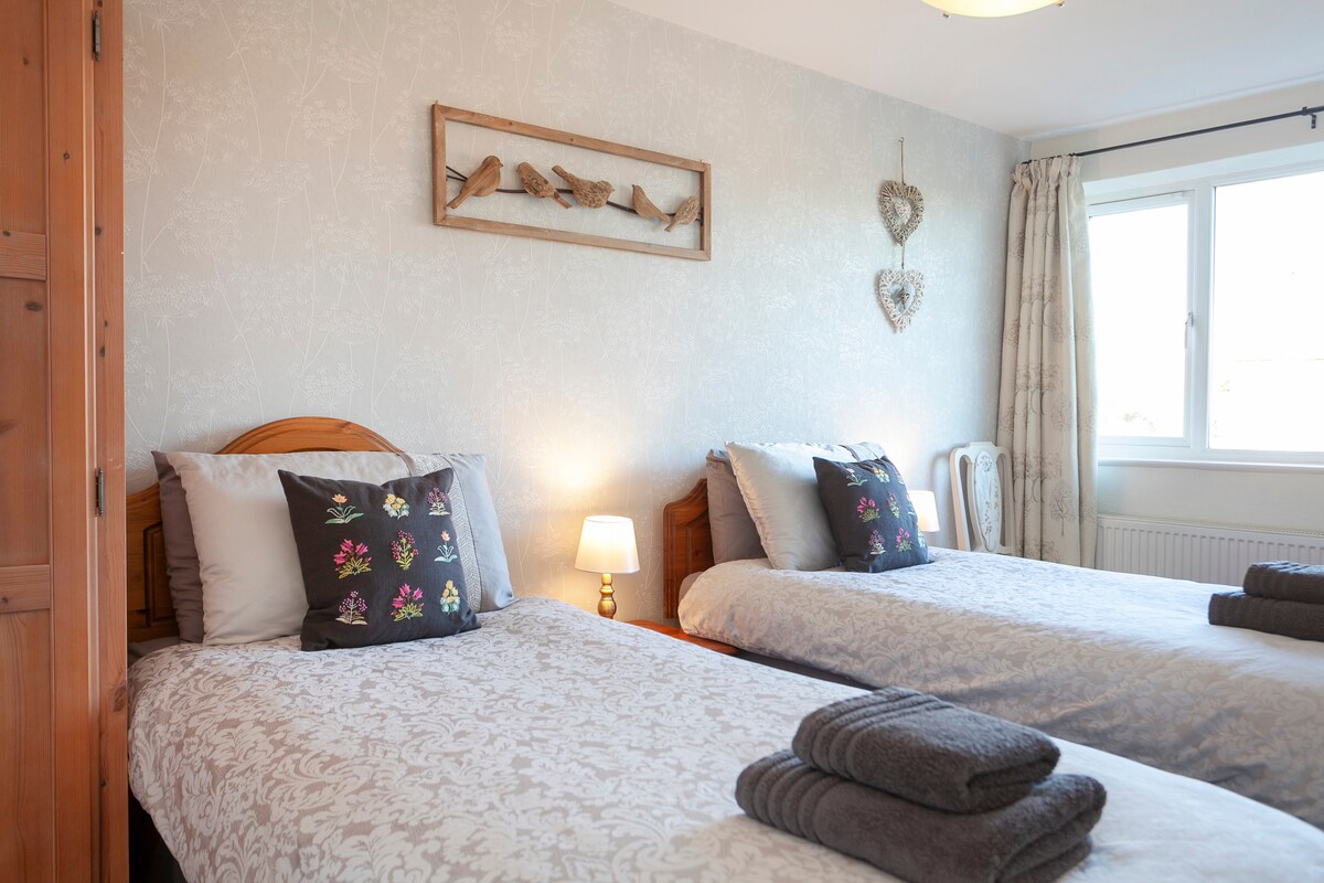 Lovely, generous twin bedroom