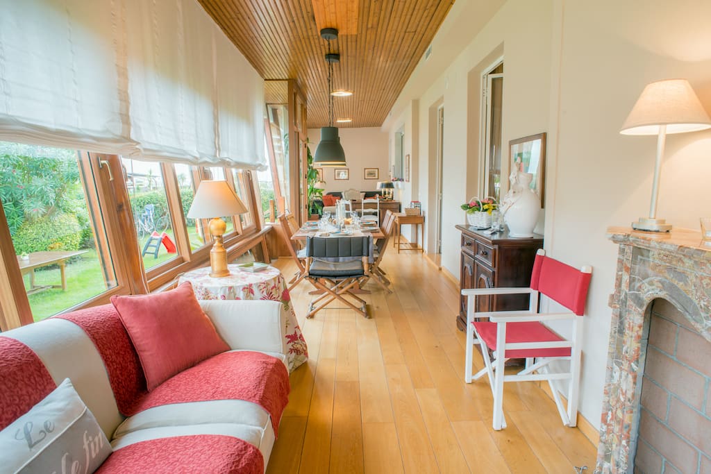Ampia veranda con sala da pranzo divano e studio