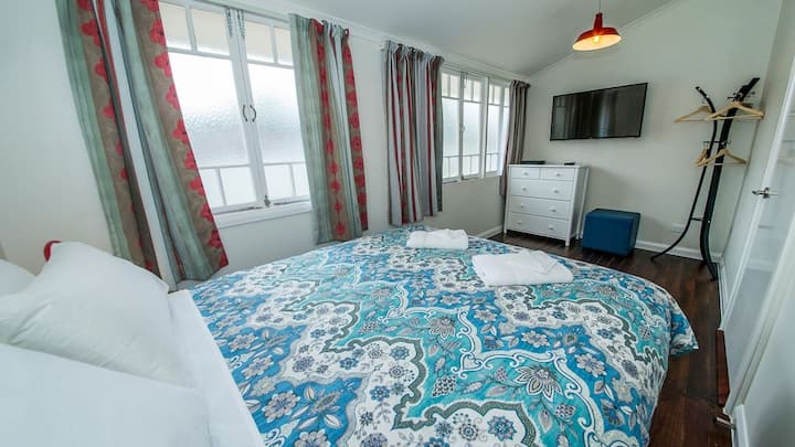 标准双人床卧室4 ，配备电视和DVD播放器 